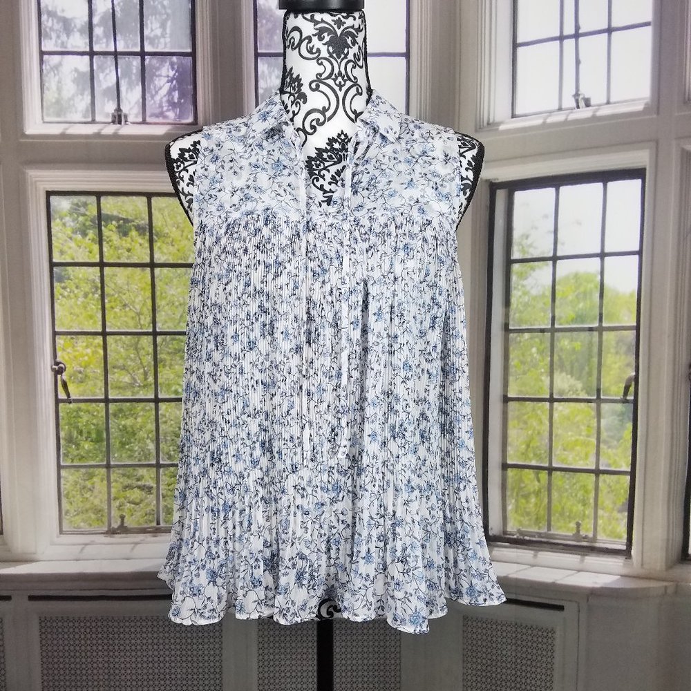 NWT LC PLEATED BLUE FLORAL SLEEVELESS TOP (XS)